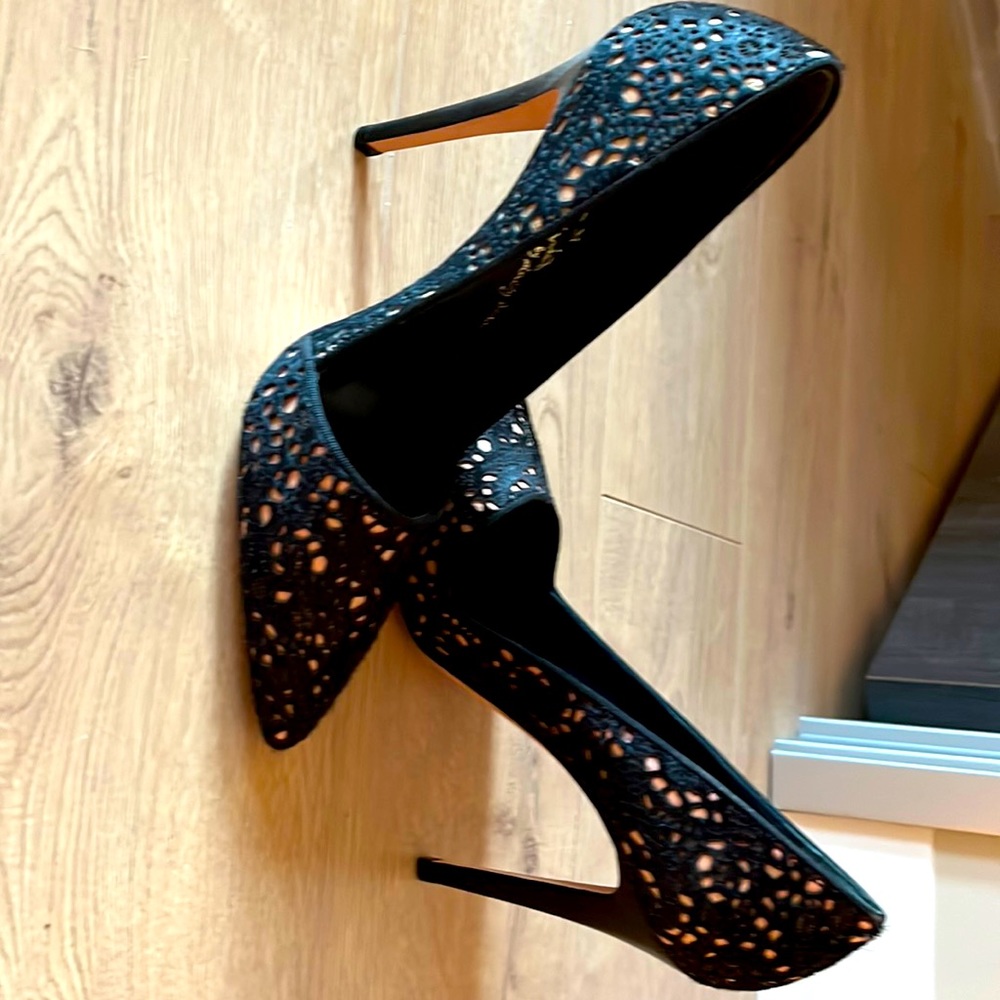 Alice Olivia black cloth lace pump with nude underlay. NEVER WORN